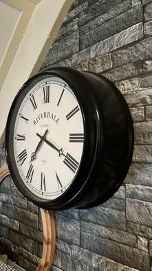 Riverdale klok, Huis en Inrichting, Woonaccessoires | Klokken, Ophalen, Zo goed als nieuw, Wandklok