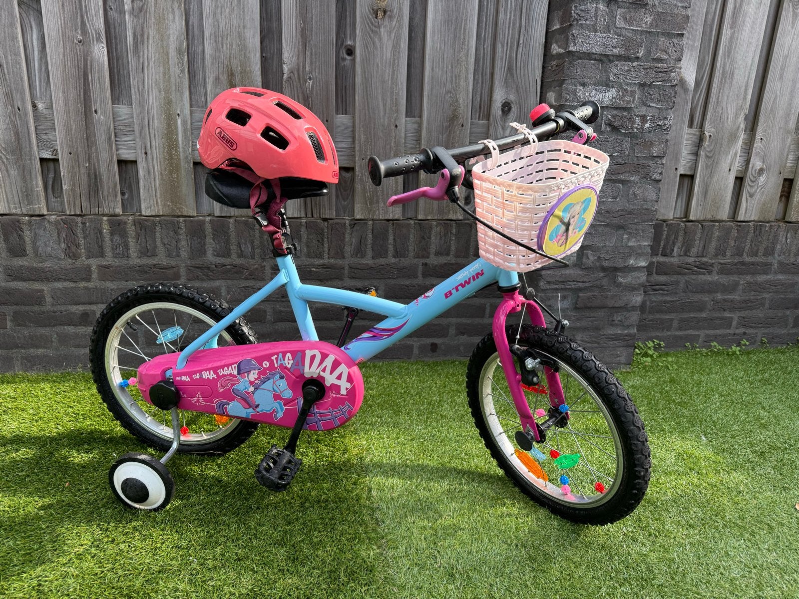 B'TWIN Kinderfiets 16 inch zijwieltjes en ABUS kinderhelm, Zijwieltjes, 16 tot 20 inch, Velgrem, Ophalen of Verzenden