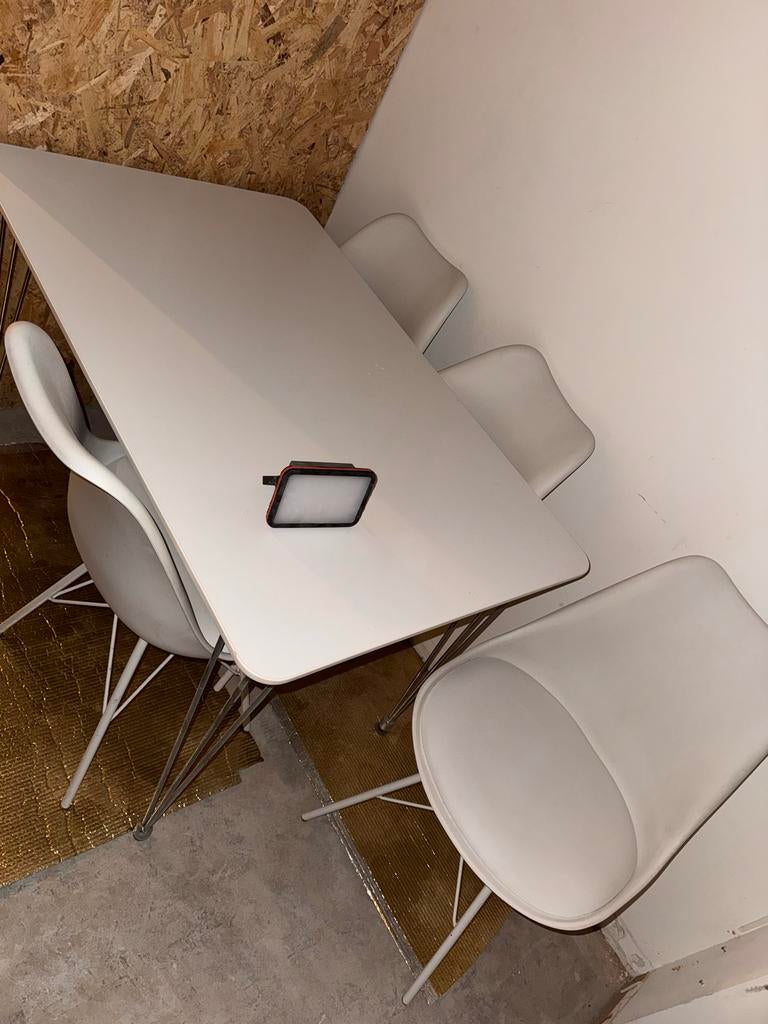 Witte eettafel met 4 stoelen, Huis en Inrichting, Tafels | Eettafels, Gebruikt, 100 tot 150 cm, Metaal, Vier personen