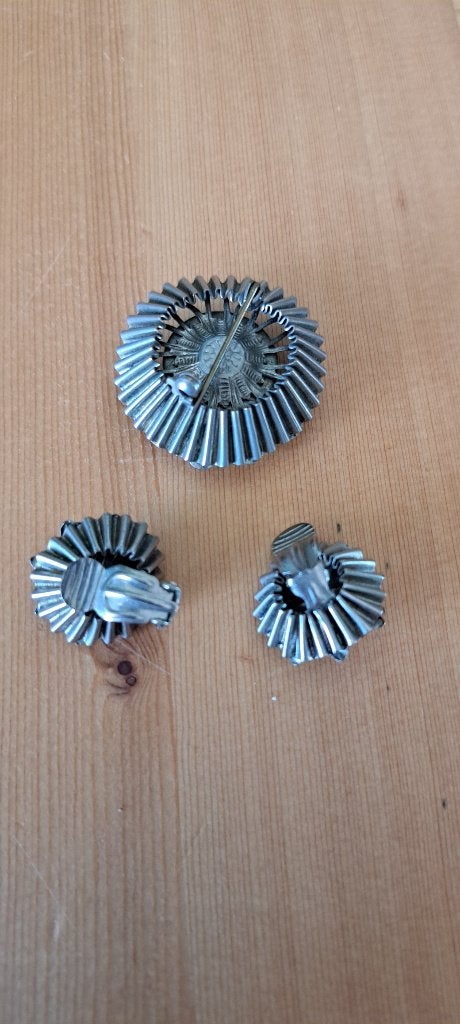 Oude broche met 2 oorbellen, Ophalen of Verzenden, Zo goed als nieuw, Zwart, Overige materialen