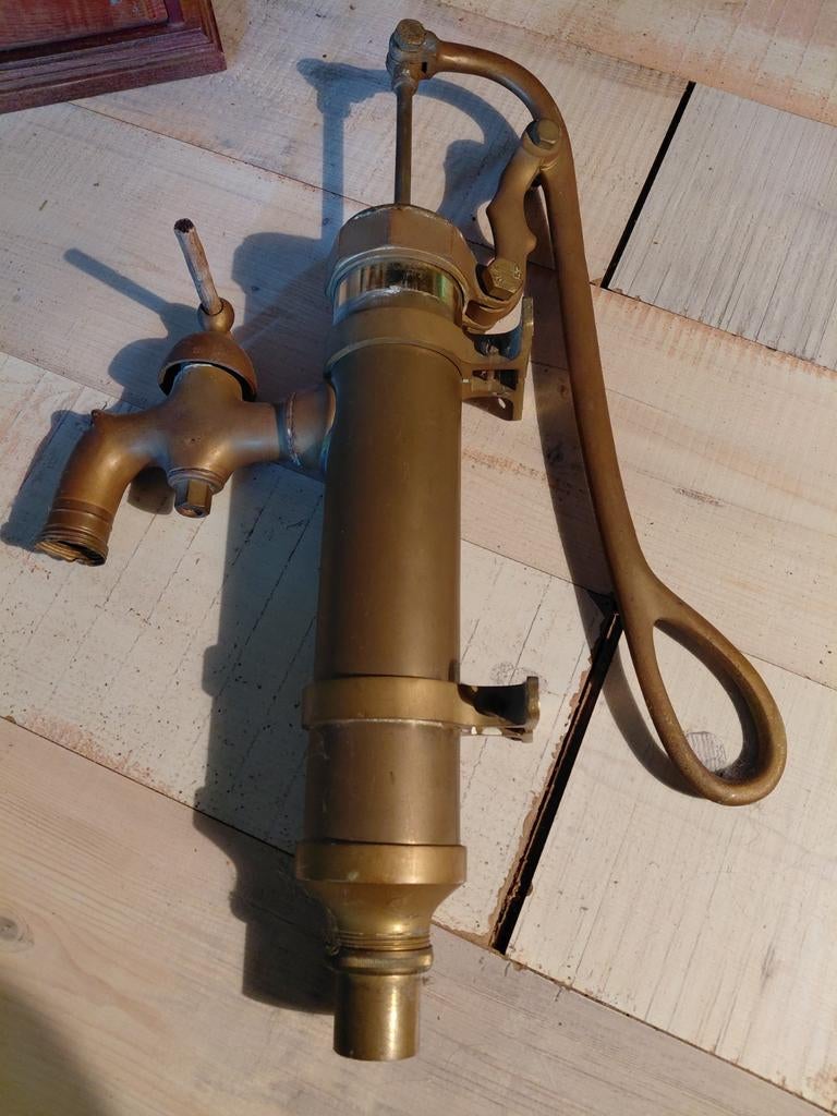 Antieke koperen waterpomp met kraan, Antiek en Kunst, Antiek | Overige Antiek, Ophalen
