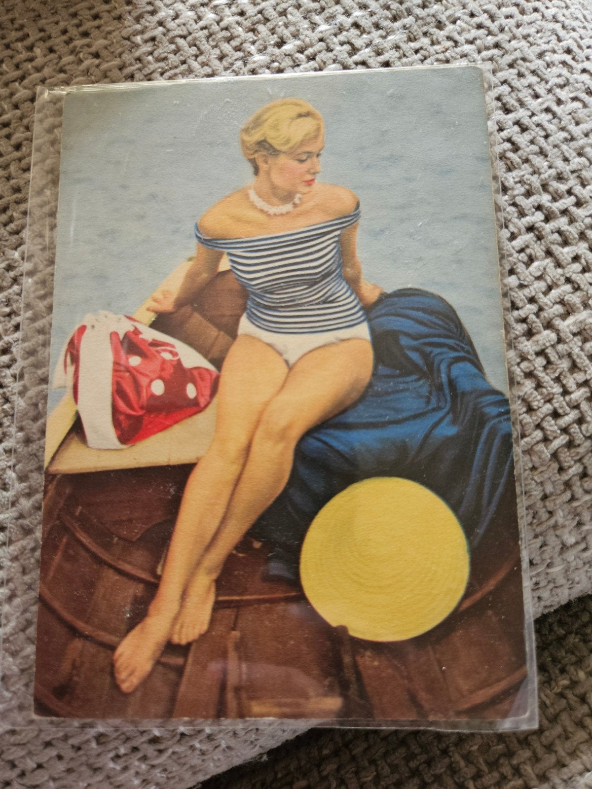 Vintage Pin-up Ansichtkaart - Vrouw in Badpak op Boot, Ophalen of Verzenden, 1940 tot 1960, Ongelopen, Overige thema's