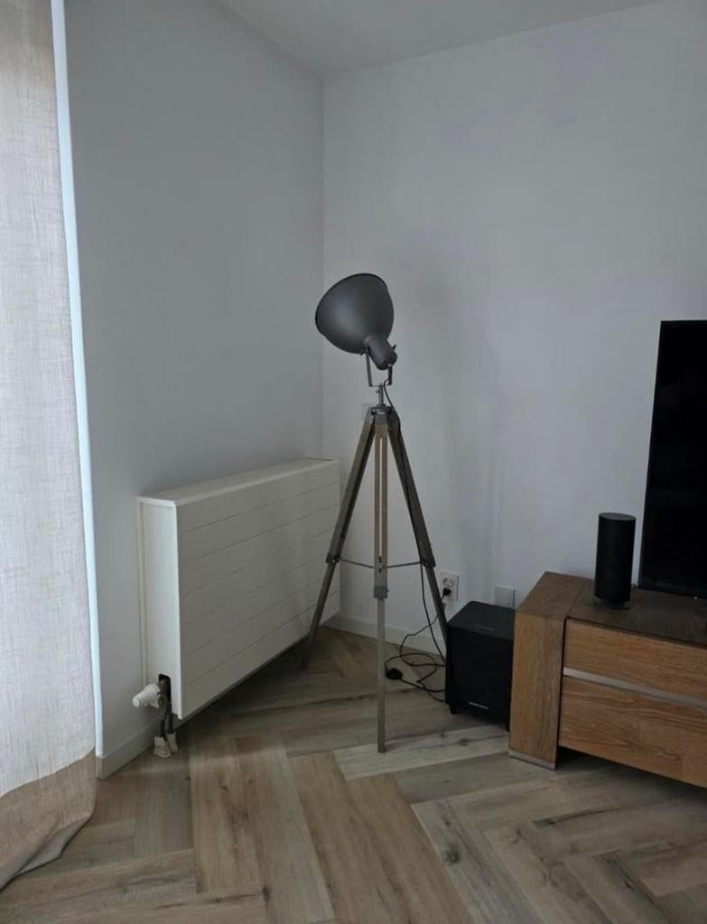 Kwantum Vloerlamp met houten driepoot en grijze kap, Industrieel, Modern, Ophalen of Verzenden, Zo goed als nieuw, 150 tot 200 cm