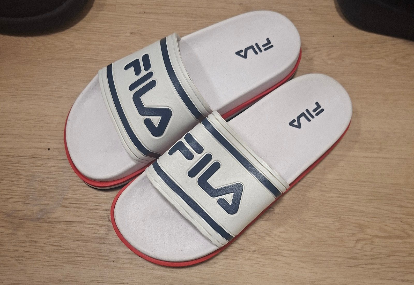 Fila Slippers - Wit met Blauw en Rood Detail, Slippers, Wit, Ophalen of Verzenden, Zo goed als nieuw