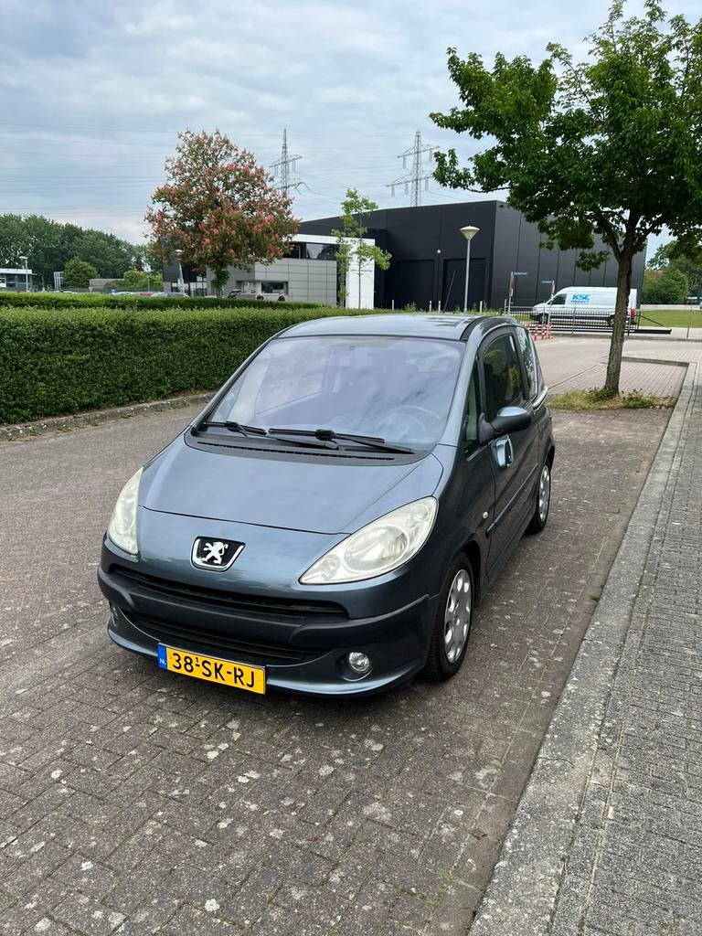 Peugeot 1007 hoge instap 2006, Auto's, Euro 5, Stof, Zwart, Metallic lak
