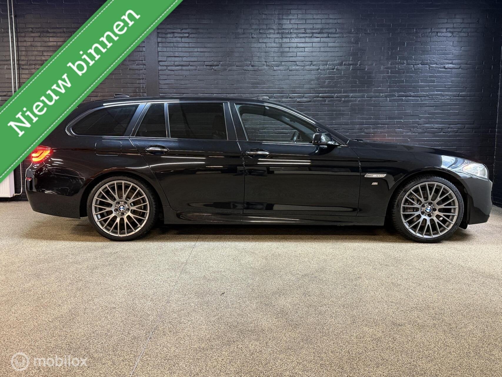 BMW 5-serie Touring 530i High Executive M PAKKET PANO LEDER, Auto's, Euro 5, Gebruikt, Zwart, 2000 kg
