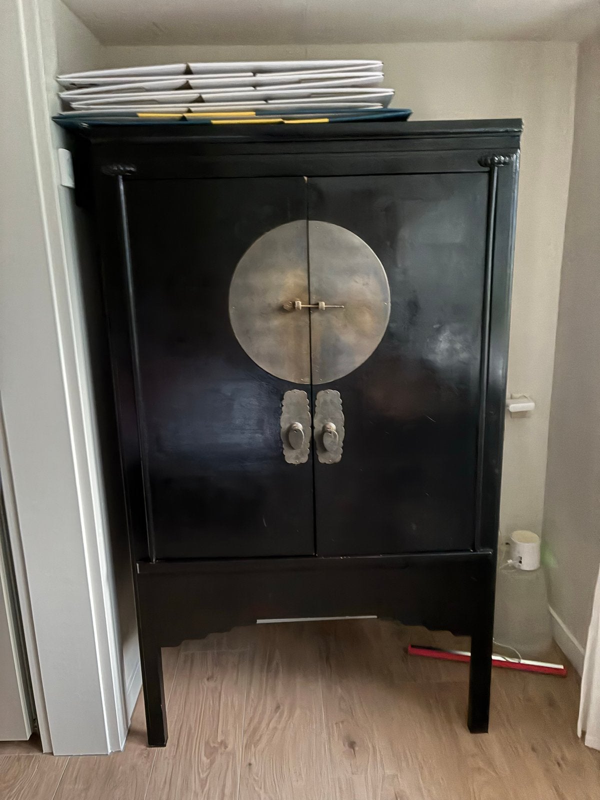 Antieke Chinese kast - Zwart met messing beslag, Antiek en Kunst, Ophalen