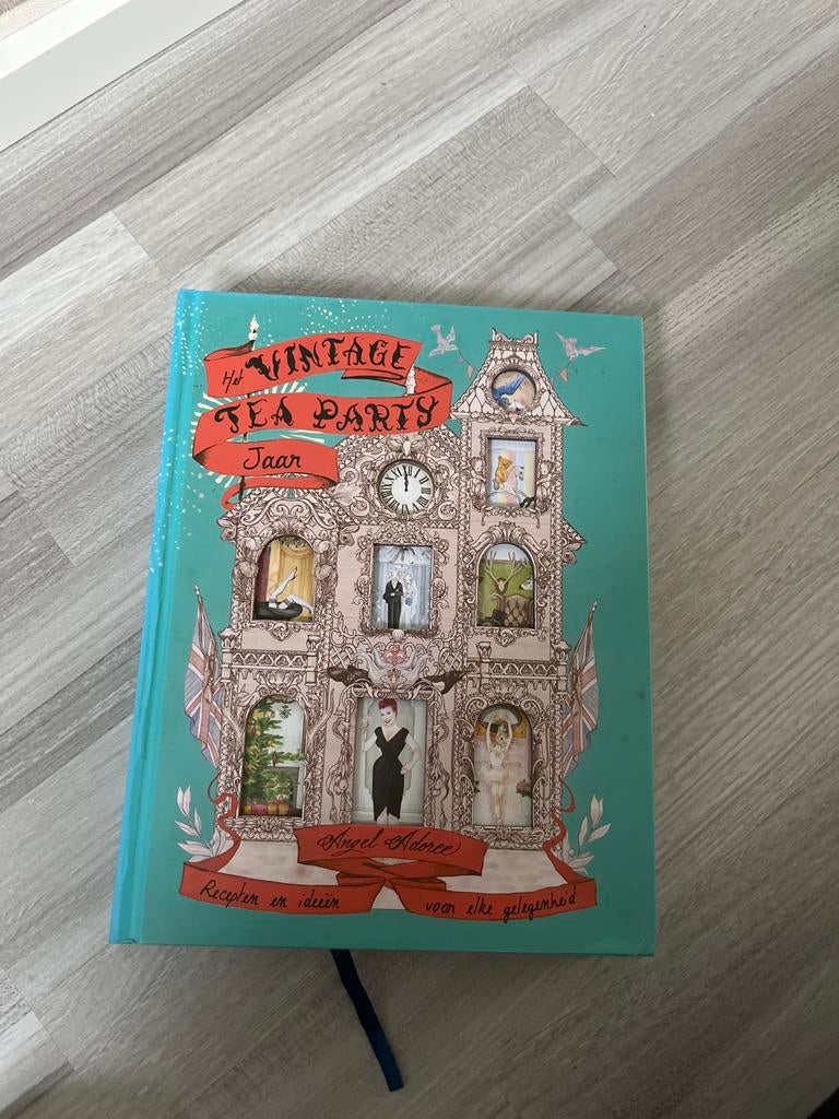 Het Vintage Tea Party Jaar kookboek, Ophalen of Verzenden, Gelezen, Taart, Gebak en Desserts