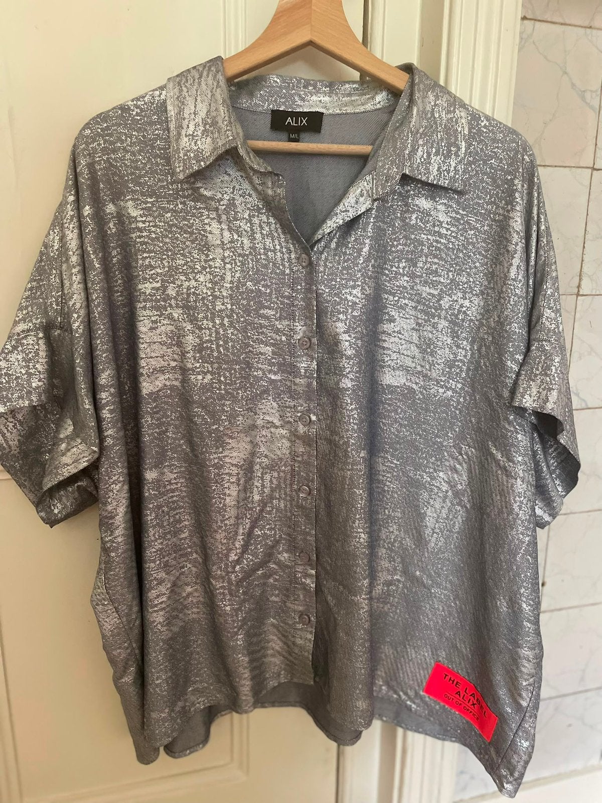 Zilver blouse en korte broek Alix the Label!, Kleding | Dames, Ophalen of Verzenden, Nieuw, Maat 38/40 (M), Zilver