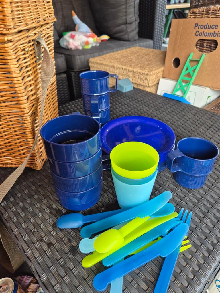 Gevulde picknickmand met servies en bestek, Ophalen, Zo goed als nieuw