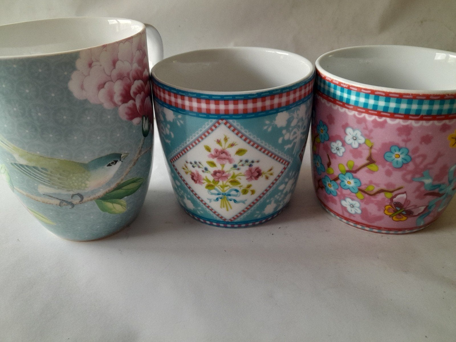 Set van 3 vrolijke Pip Studio mokken met bloemen en vogels, Keramiek, Ophalen of Verzenden, Zo goed als nieuw, Overige stijlen
