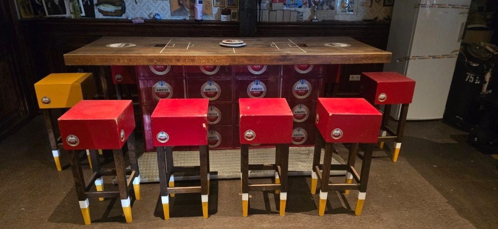Unieke originele Voetbal Inside stamtafel Amstel+ 11 krukken, Ophalen, Gebruikt