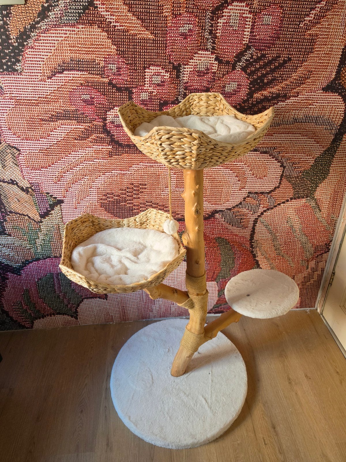 Krabpaal met houten boomstam en mandjes, Ophalen, Nieuw, Krabpaal
