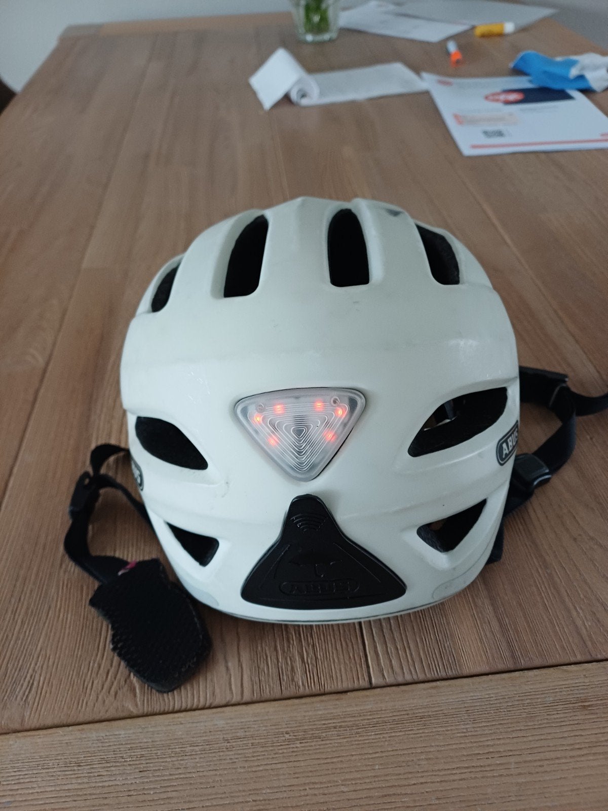 ABUS Fietshelm Maat M - Wit met Verlichting, Fietsen en Brommers, Fietsaccessoires | Fietshelmen, Gebruikt, Heer of Dame, M, Ophalen of Verzenden