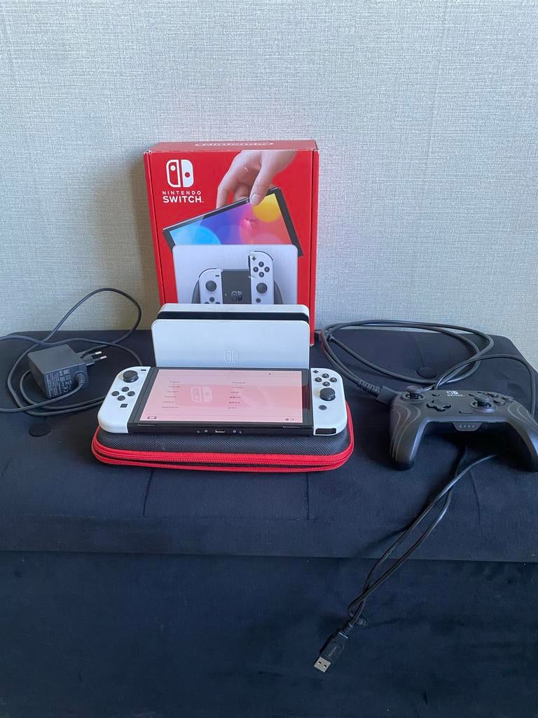 Nintendo Switch OLED met extra controller en hoes, Spelcomputers en Games, Spelcomputers | Nintendo Switch, Zo goed als nieuw