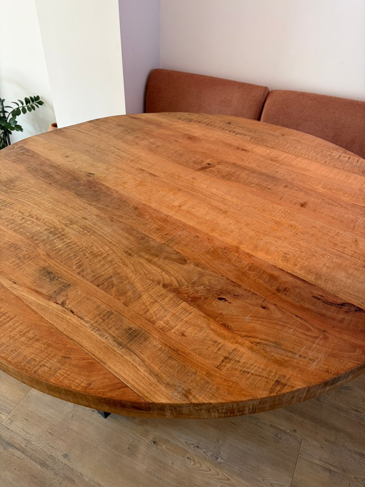Foto 5 van Ronde mangohouten eettafel Ø150 cm + 4 eetkamerstoelen