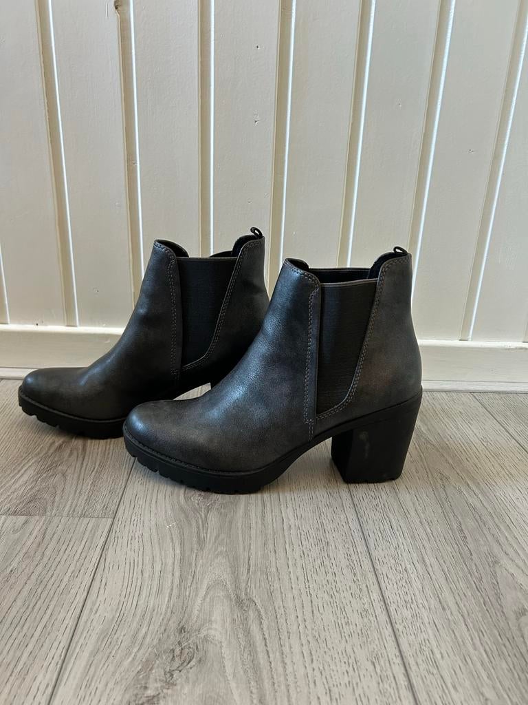 Metallic Grijze Enkellaarsjes met Hak - Maat 40/41, Ophalen of Verzenden, Zo goed als nieuw, Grijs, Lage of Enkellaarzen