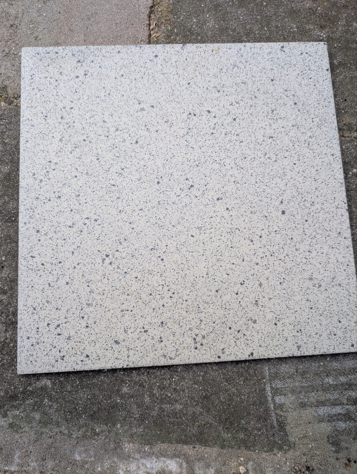 Terrazzo look tegels grijs met stip 30x30, Doe-het-zelf en Verbouw, Tegels, Ophalen, Keramiek, Nieuw, 20 tot 40 cm