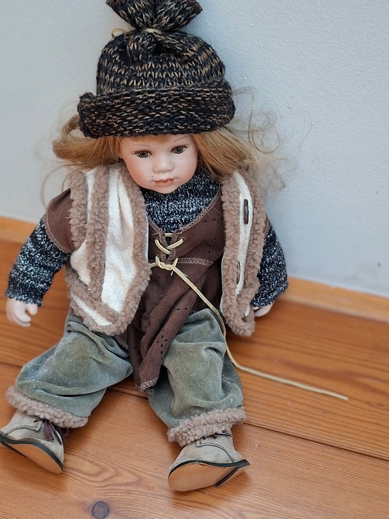 Set van 2 porseleinen poppen met winterkleding, Verzamelen, Poppen, Ophalen, Zo goed als nieuw, Overige typen