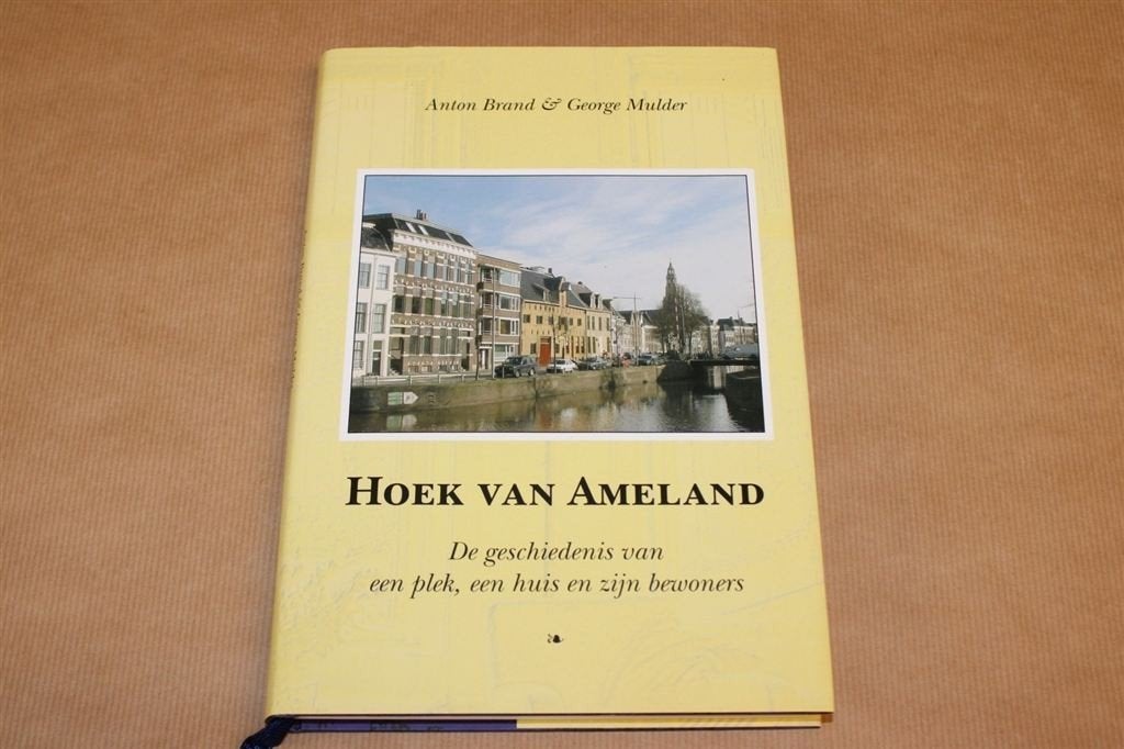 Hoek van Ameland - De geschiedenis van een plek, een huis en, Boeken, Ophalen of Verzenden, Zo goed als nieuw