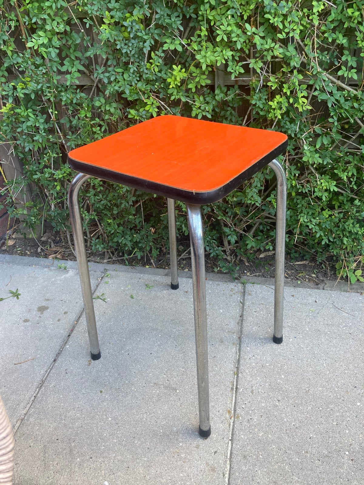 Vintage oranje formica tafeltje krukje bijzettafel planten, Ophalen of Verzenden, Gebruikt, Staal