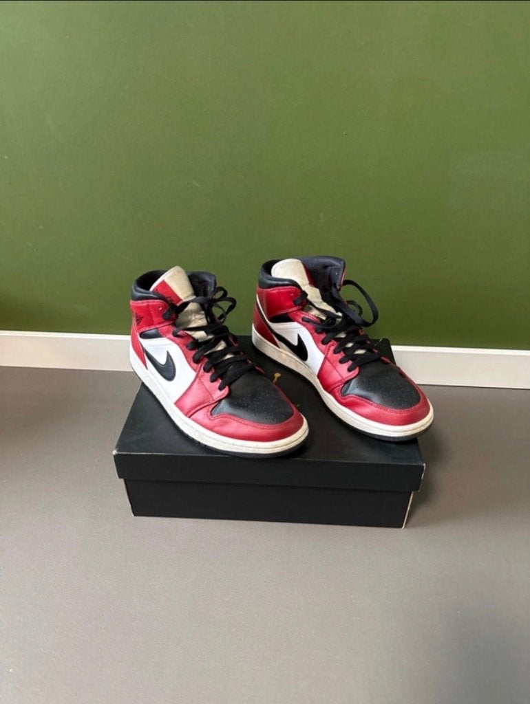 Jordan 1 Mid Chicago Black Toe - Maat 44, Kleding | Heren, Schoenen, Overige kleuren, Nike Jordan, Sportschoenen, Ophalen of Verzenden