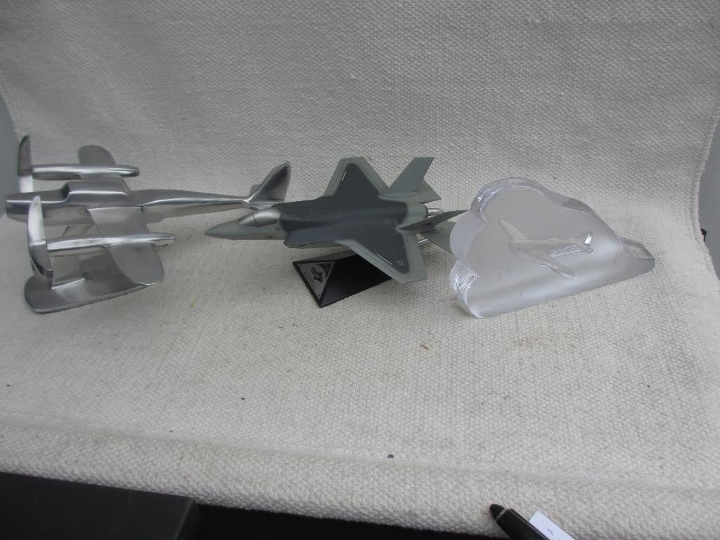 Twee heel verschillende model vliegtuigen kunststof/glas, Ophalen of Verzenden, Zo goed als nieuw, 1:72 tot 1:144, Overige merken