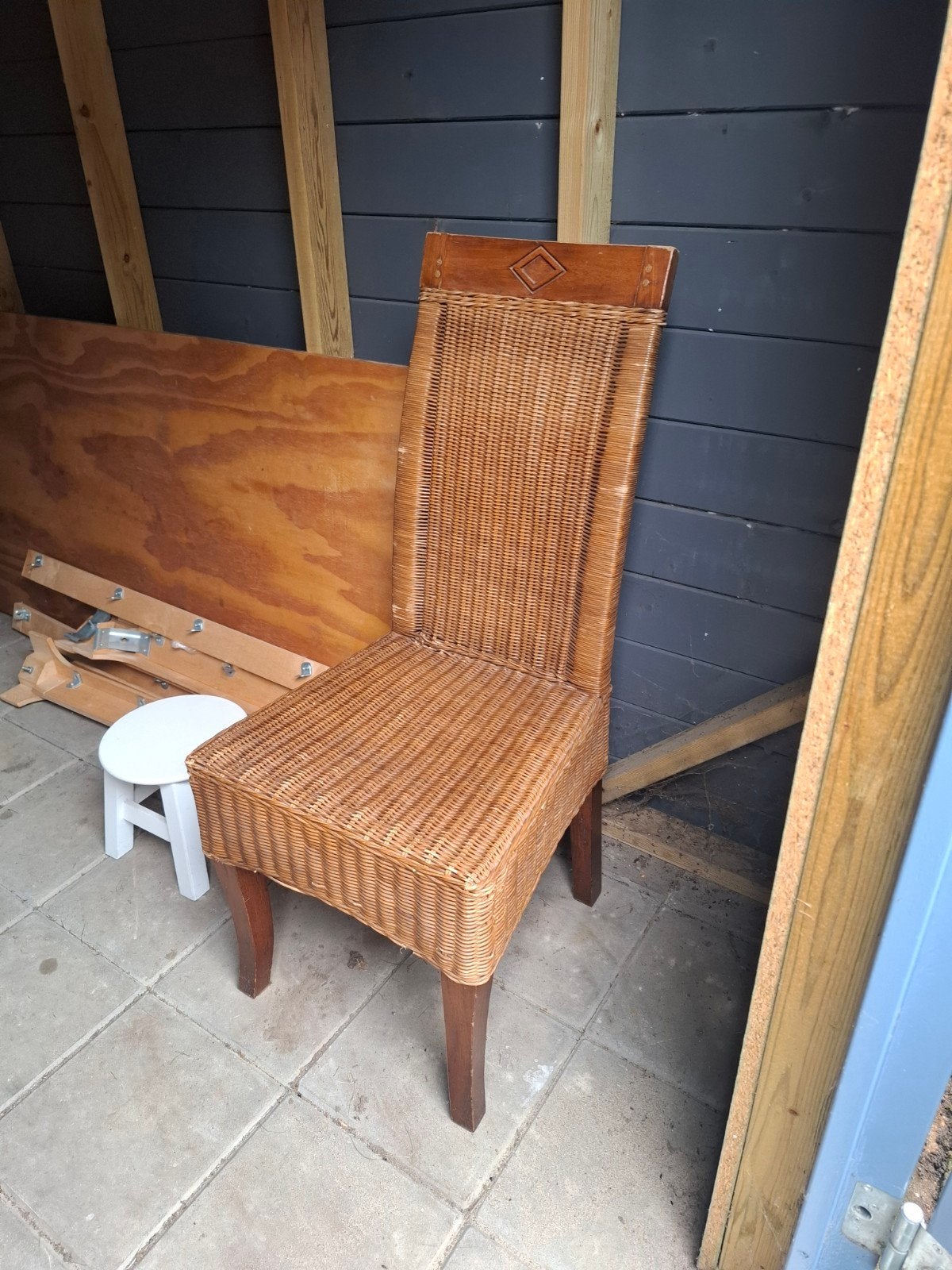 Rotan stoel met houten poten en rugleuning, Ophalen, Gebruikt, Bruin, Klassiek