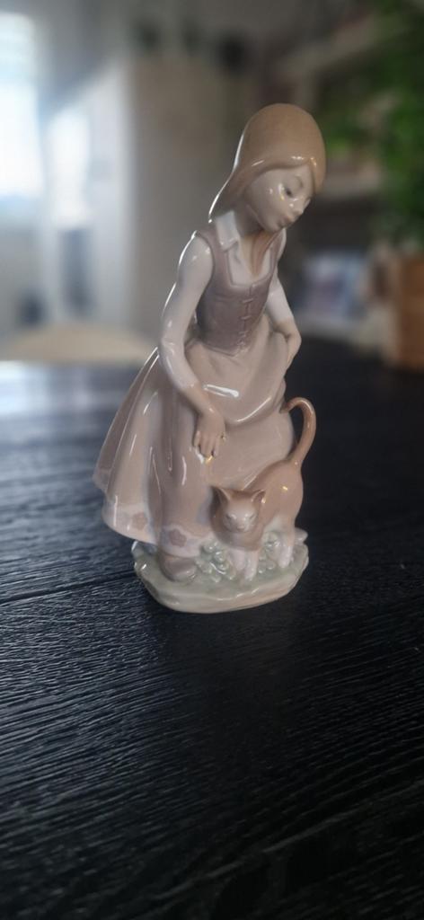 Lladró "Girl with cat"., Verzamelen, Beelden en Beeldjes, Ophalen, Zo goed als nieuw