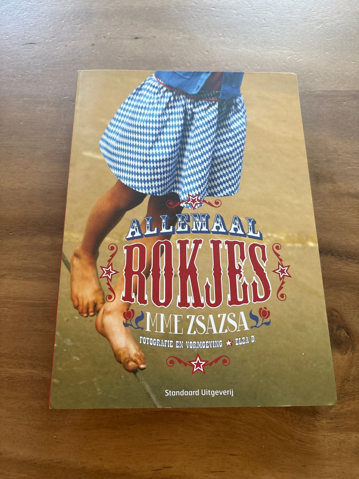 Allemaal Rokjes - Naaiboek met patronen (Mme Zsazsa), Ophalen of Verzenden, Zo goed als nieuw, Borduren en Naaien
