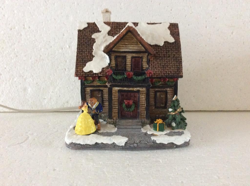 kerstdorp huis met Disney figuren Belle en het Beest, Verzamelen, Disney, Ophalen of Verzenden, Assepoester of Belle, Zo goed als nieuw