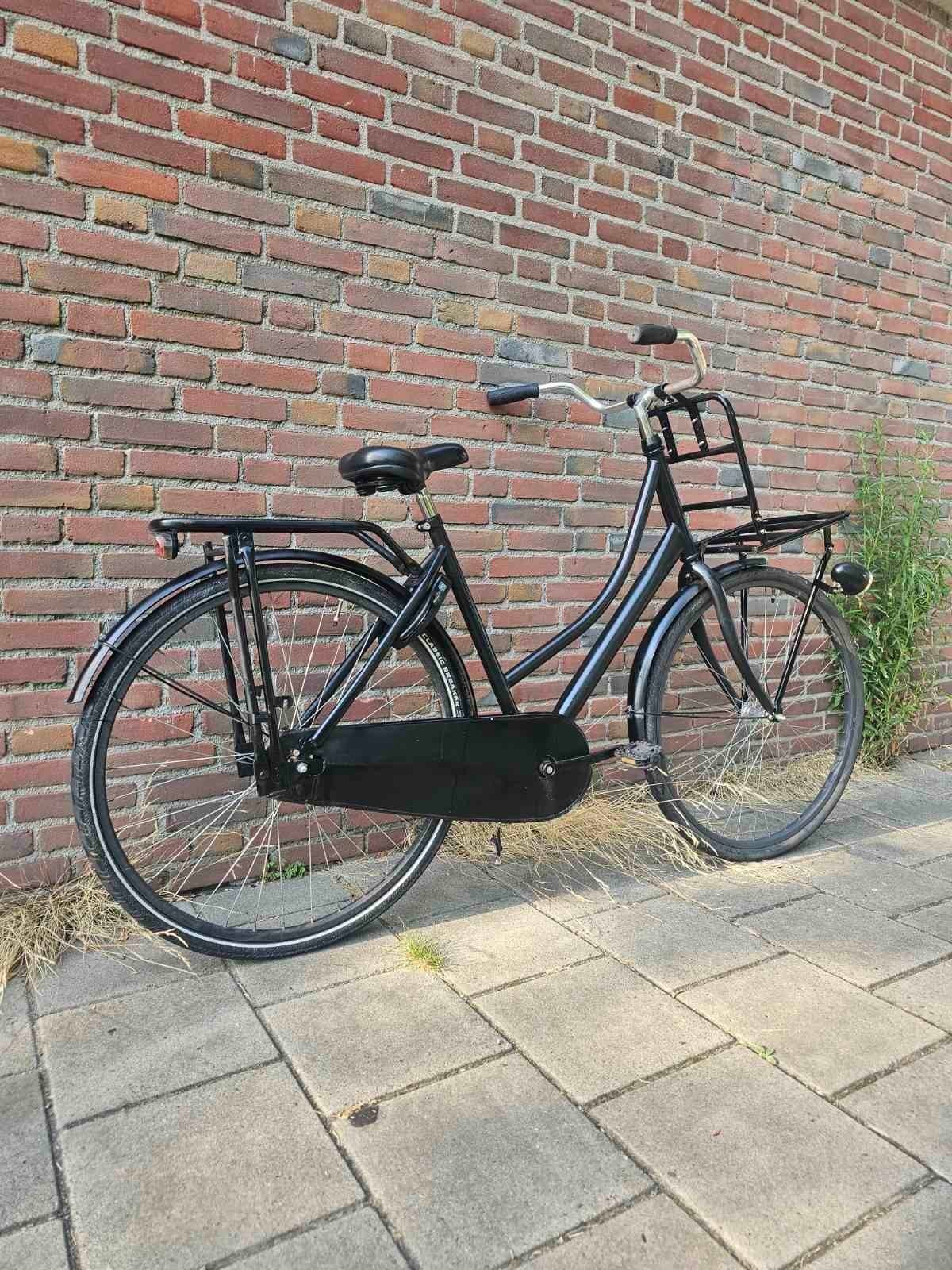 Zwarte bakfiets met voordrager en 28-inch wielen, Ophalen