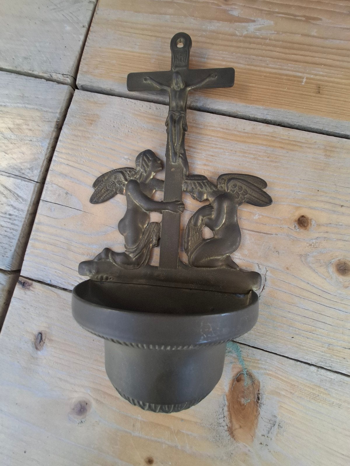 Antiek bronzen wijwaterbakje met engelen en kruisbeeld, Ophalen of Verzenden