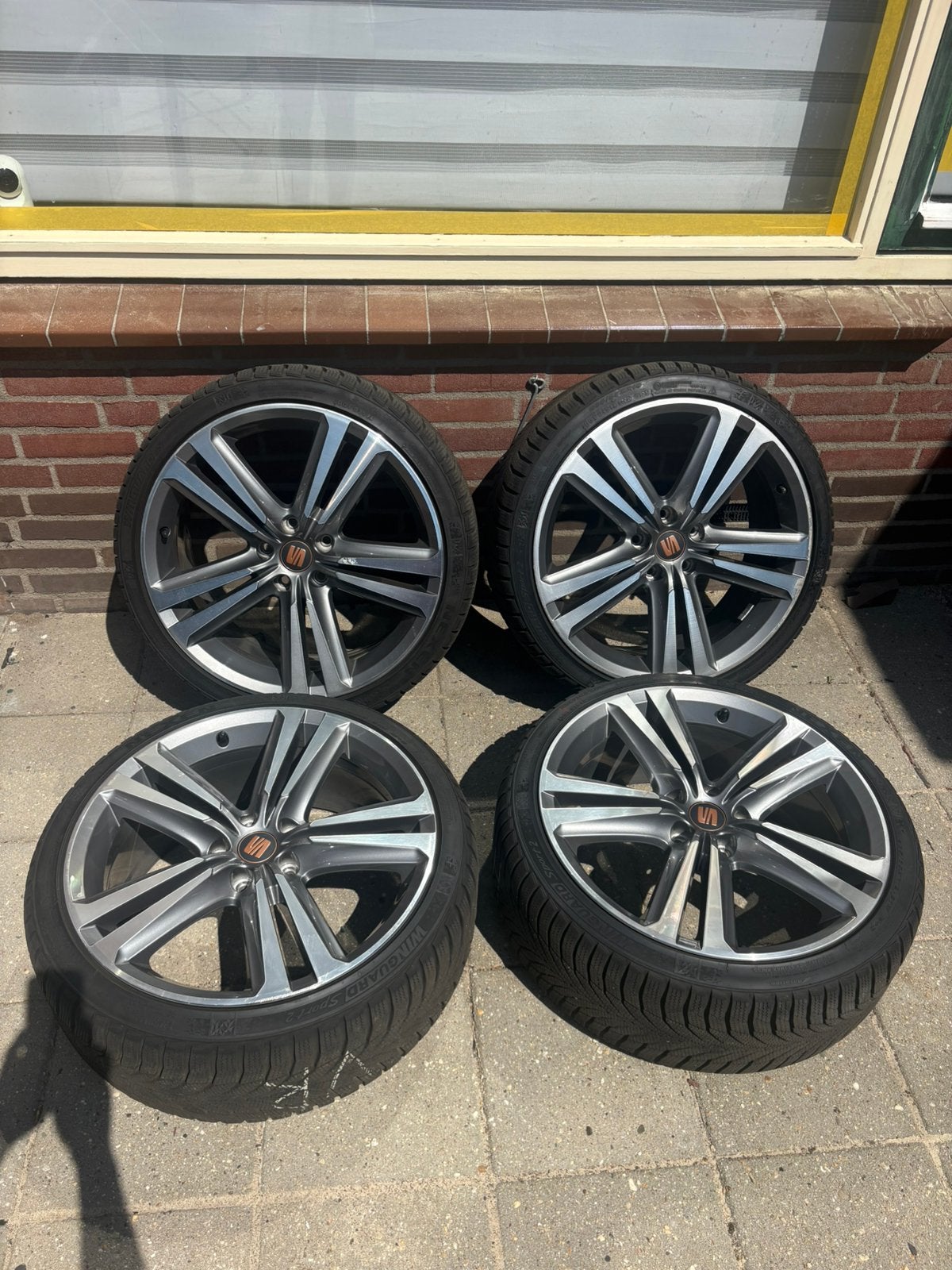 Originele seat leon cupra 19 inch velgen met pirelli banden, Auto-onderdelen, Gebruikt, Banden en Velgen, Winterbanden, 235 mm