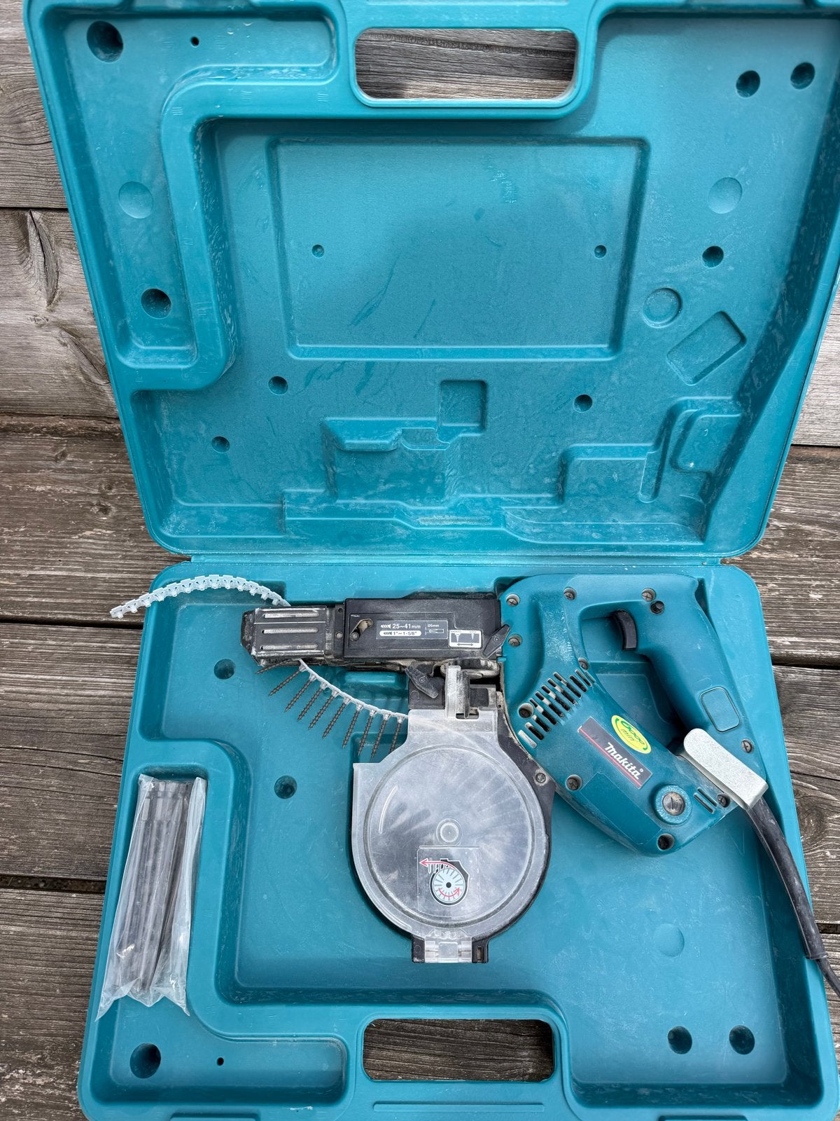 Makita 6837 Auto Feed Schroefmachine met koffer, Doe-het-zelf en Verbouw, Ophalen of Verzenden, Gebruikt, 400 tot 600 watt, Boor- en Schroefmachine