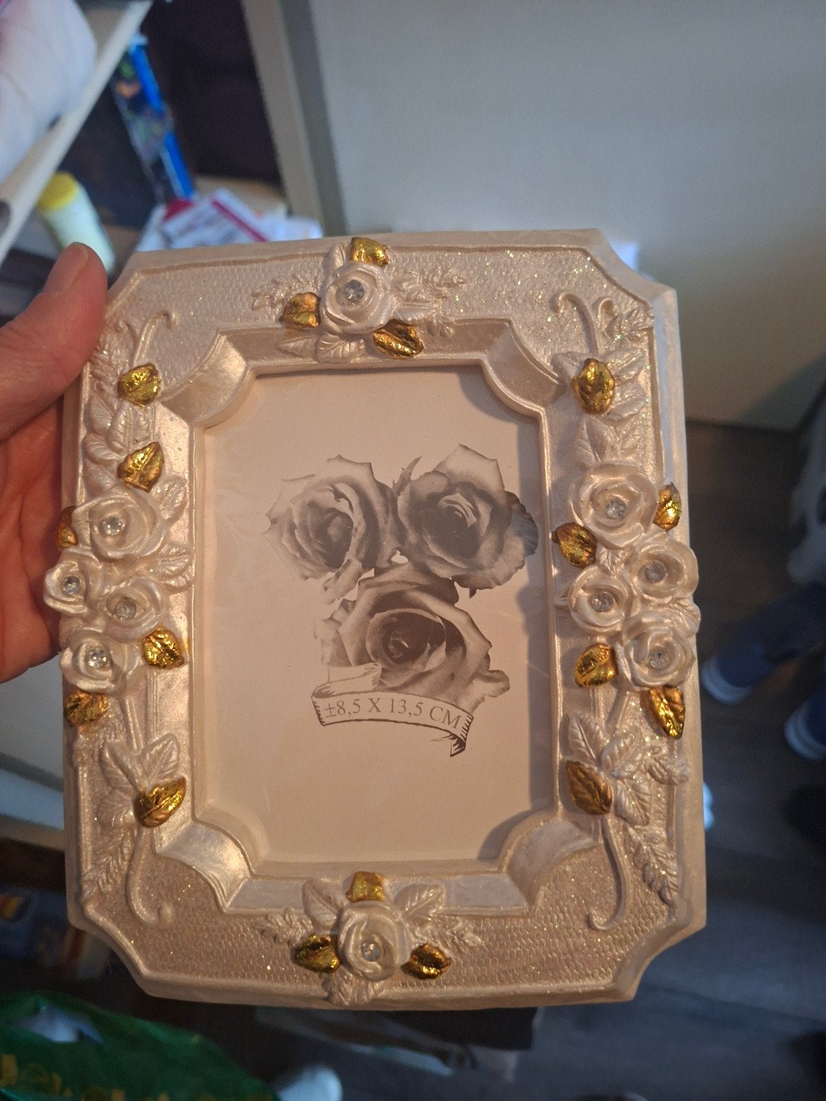 2 Nieuwe Fotolijsten met Rozen en Gouden Details, Wit, Nieuw, Standaard fotolijst, Ophalen of Verzenden