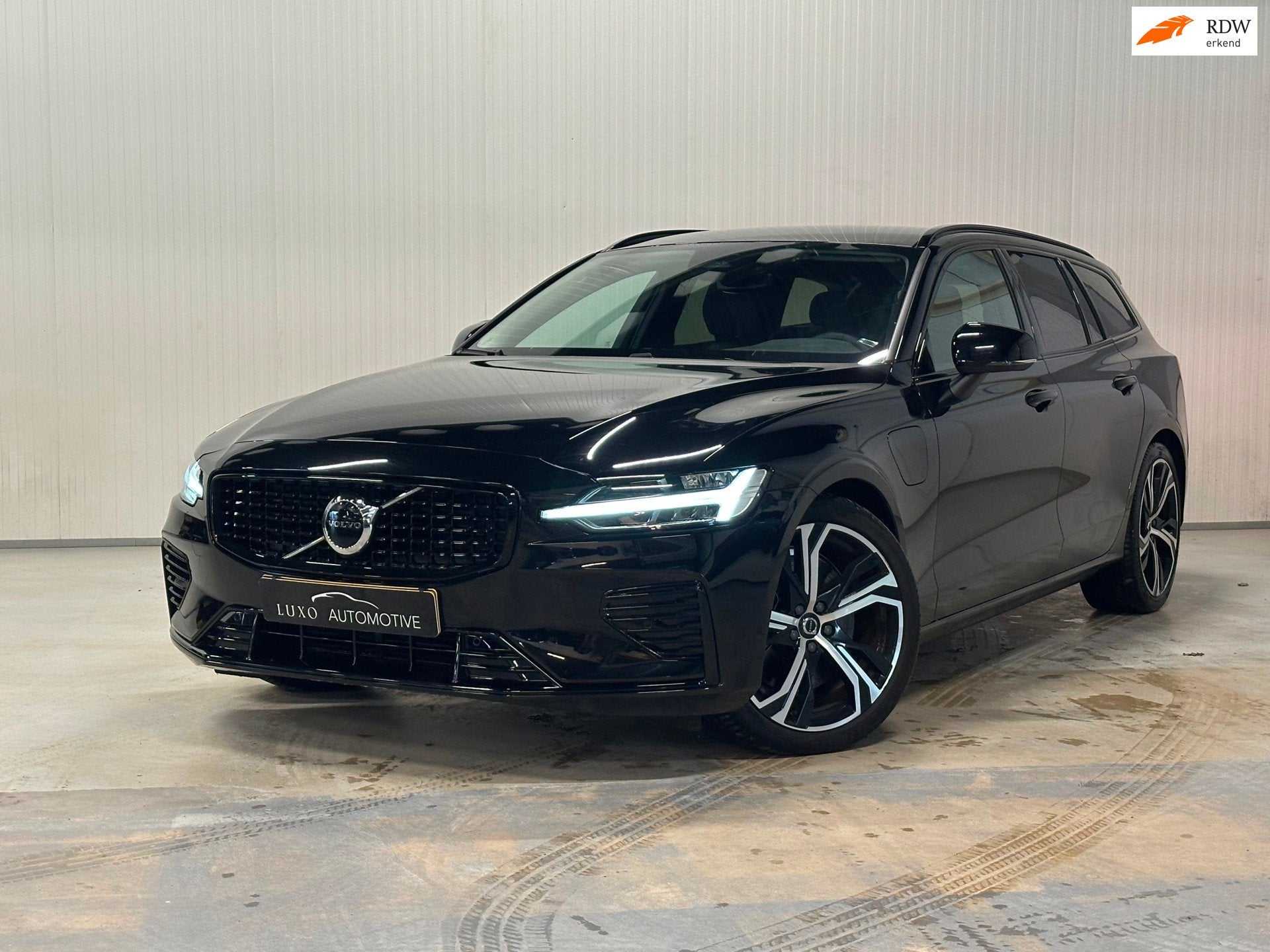 Volvo V60 2.0 T6 Plug-in hybrid AWD Plus Dark | NAP | BLACK, Automaat, Gebruikt, 4 cilinders, Zwart