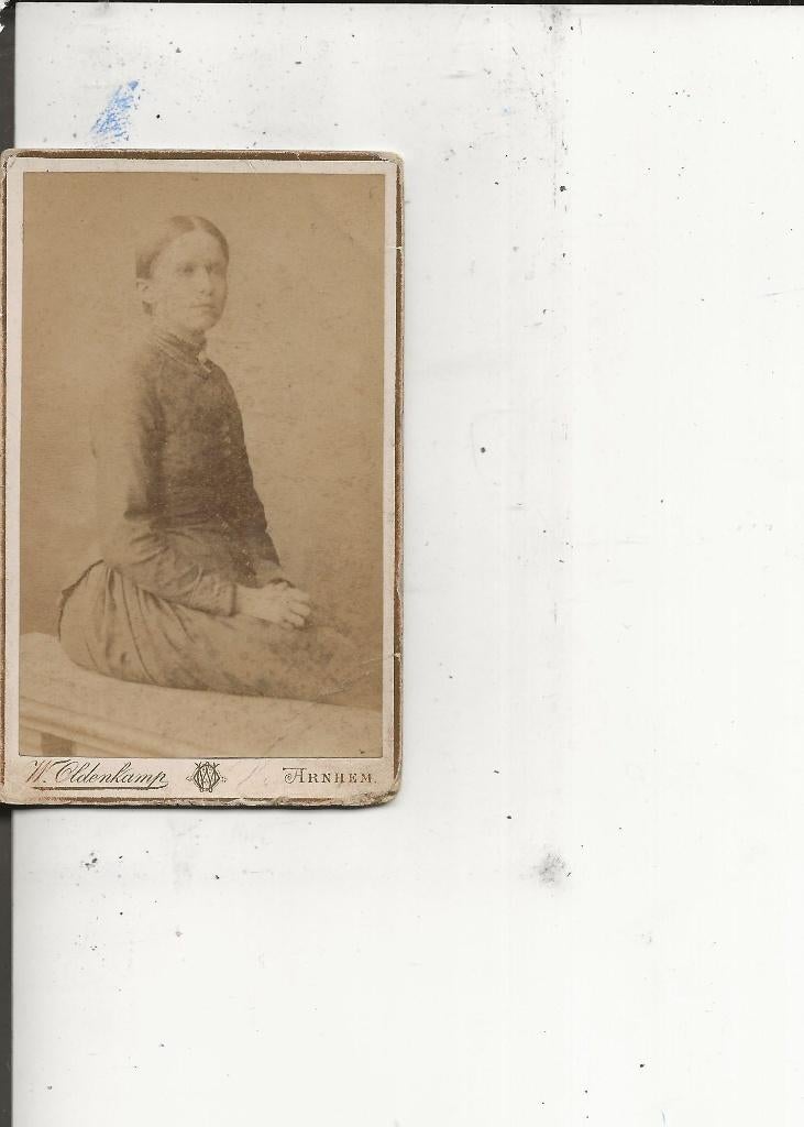 Arnhem CdV Statige jonge vrouw, Ophalen of Verzenden, Voor 1920, Ongelopen, Zuid-Holland