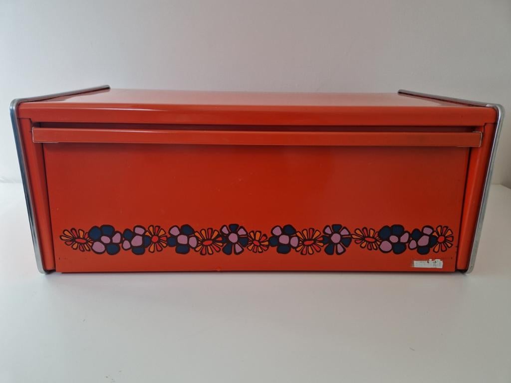 Vintage Brabantia oranje broodtrommel met bloemmotief, Gebruikt, Ophalen of Verzenden, Metaal, Broodtrommel