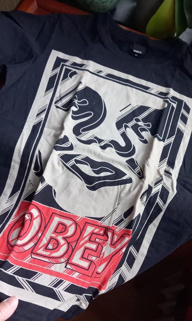 2 Obey t-shirts, maat M, Verzenden, Gedragen