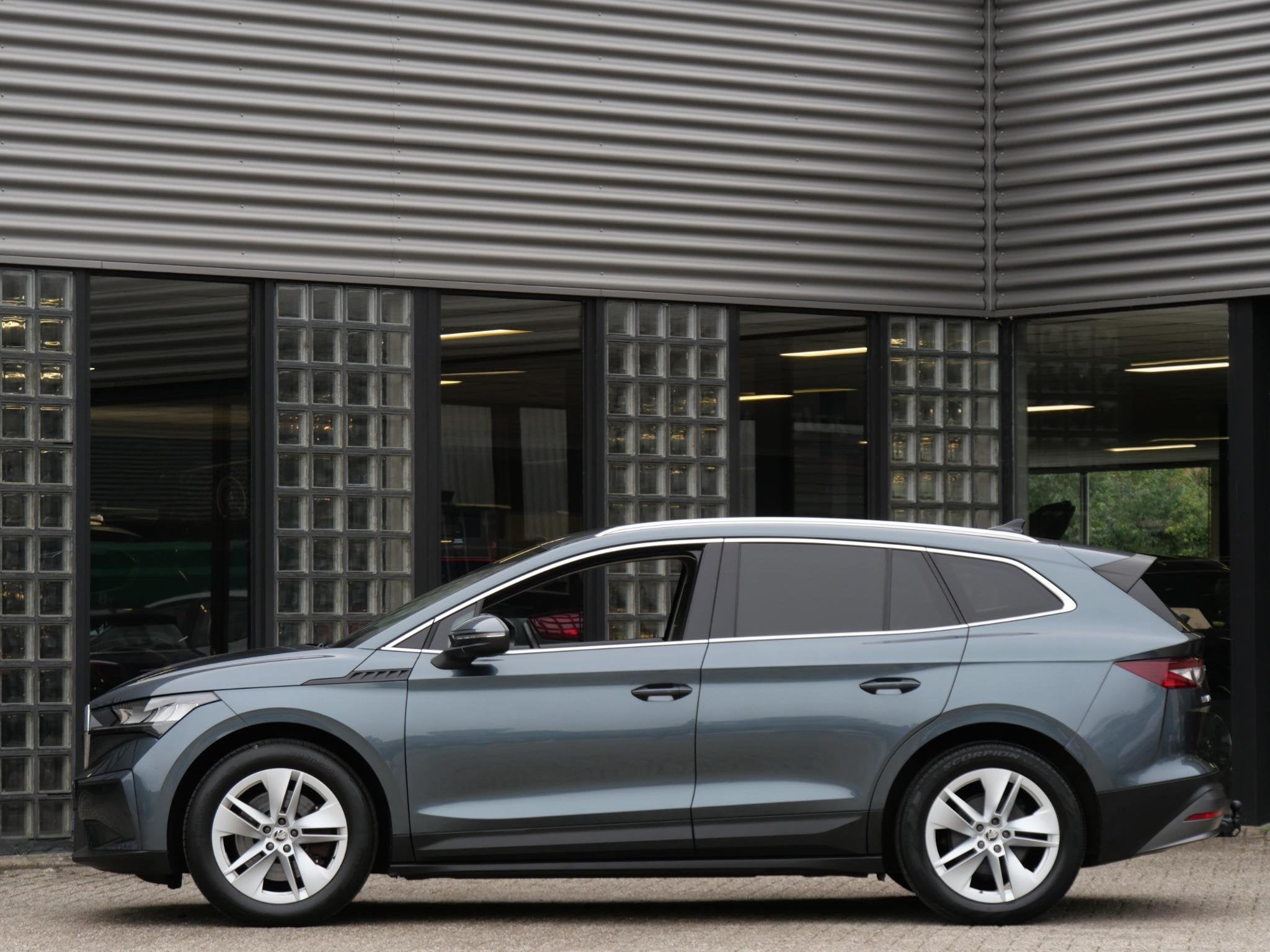 Skoda Enyaq iV 80 LEER/ ADAPTIVE CRUISE/ TREKHAAK/ BLINDSPOT, Auto's, Achterwielaandrijving, Gebruikt, Zwart, 80 kWh