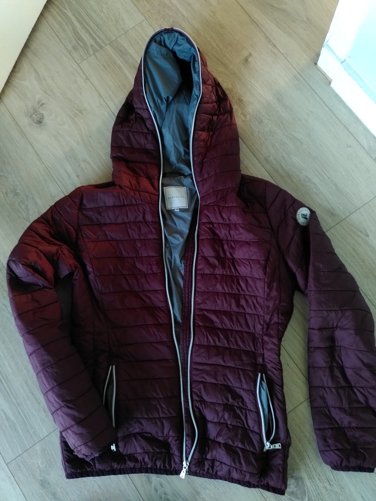 Sunvalley Bordeaux Rode Donsjas Maat M - Goede Staat, Maat 38/40 (M), Ophalen of Verzenden, Sunvalley, Gedragen