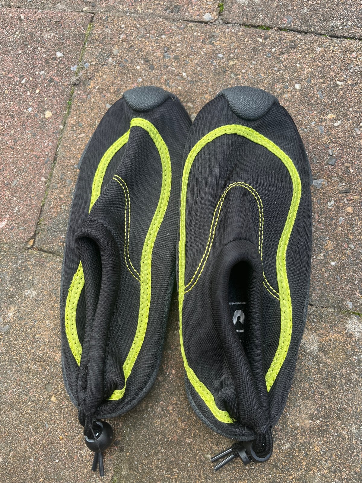 Waterschoenen maat 32 - Zo goed als nieuw, Watersport en Boten, Watersportkleding, Ophalen, Zo goed als nieuw, Kind, Zeil- of Surfschoenen