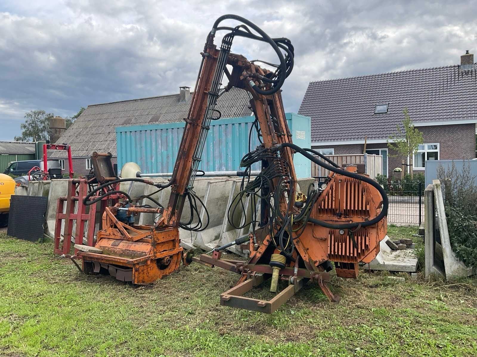 Klepelmaaier met arm, Maaier