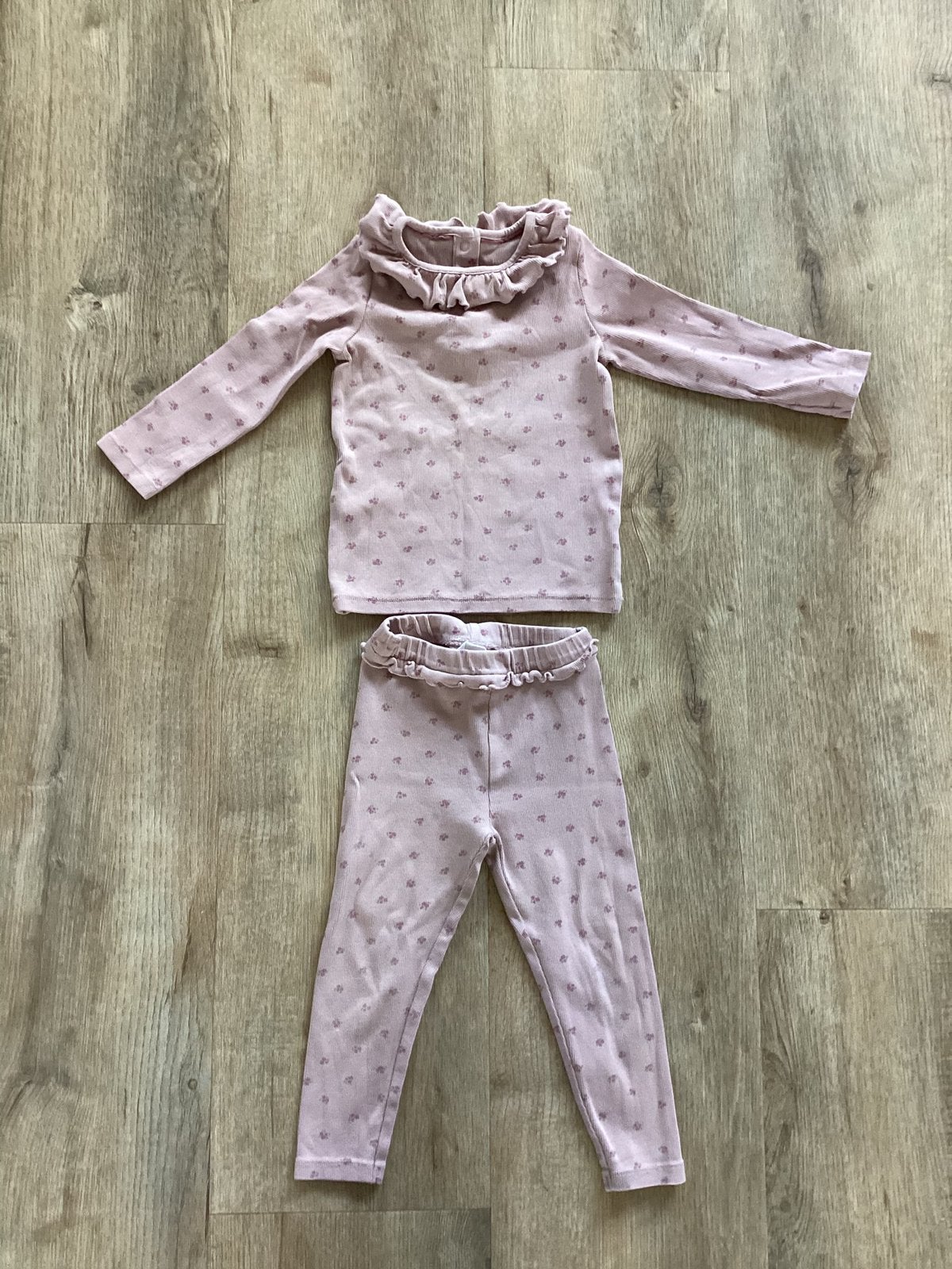 Roze pakje met ruches en bloemen (86/92), Ophalen of Verzenden, Gebruikt, Meisje, Setje