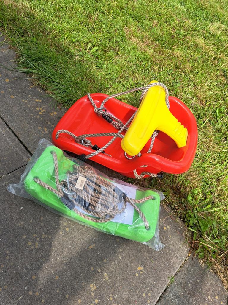 Schommelzitjes: Rood babyzitje en groen peuterzitje, Ophalen, Gebruikt, Schommel