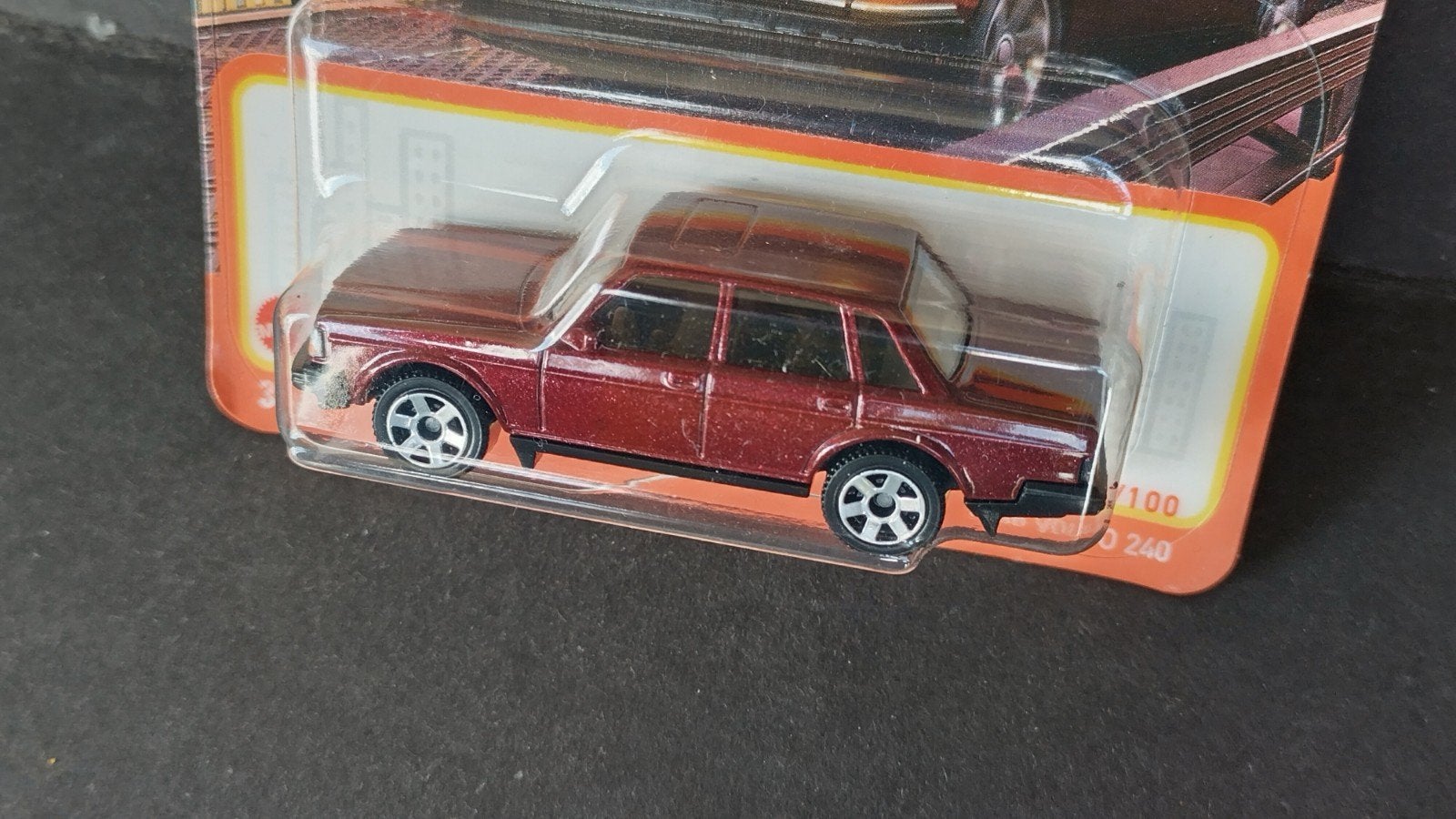 Volvo 240 1986 1:64 Matchbox Pol, Hobby en Vrije tijd, Modelauto's | Overige schalen, 1186 MJ 1 NL, Verzenden, Nieuw, Mattel