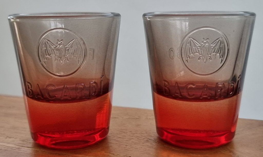 Prachtige Bacardi Fuego shotglaasjes - set van 2 - IZGST, Ophalen of Verzenden, Zo goed als nieuw, Borrel- of Shotglas