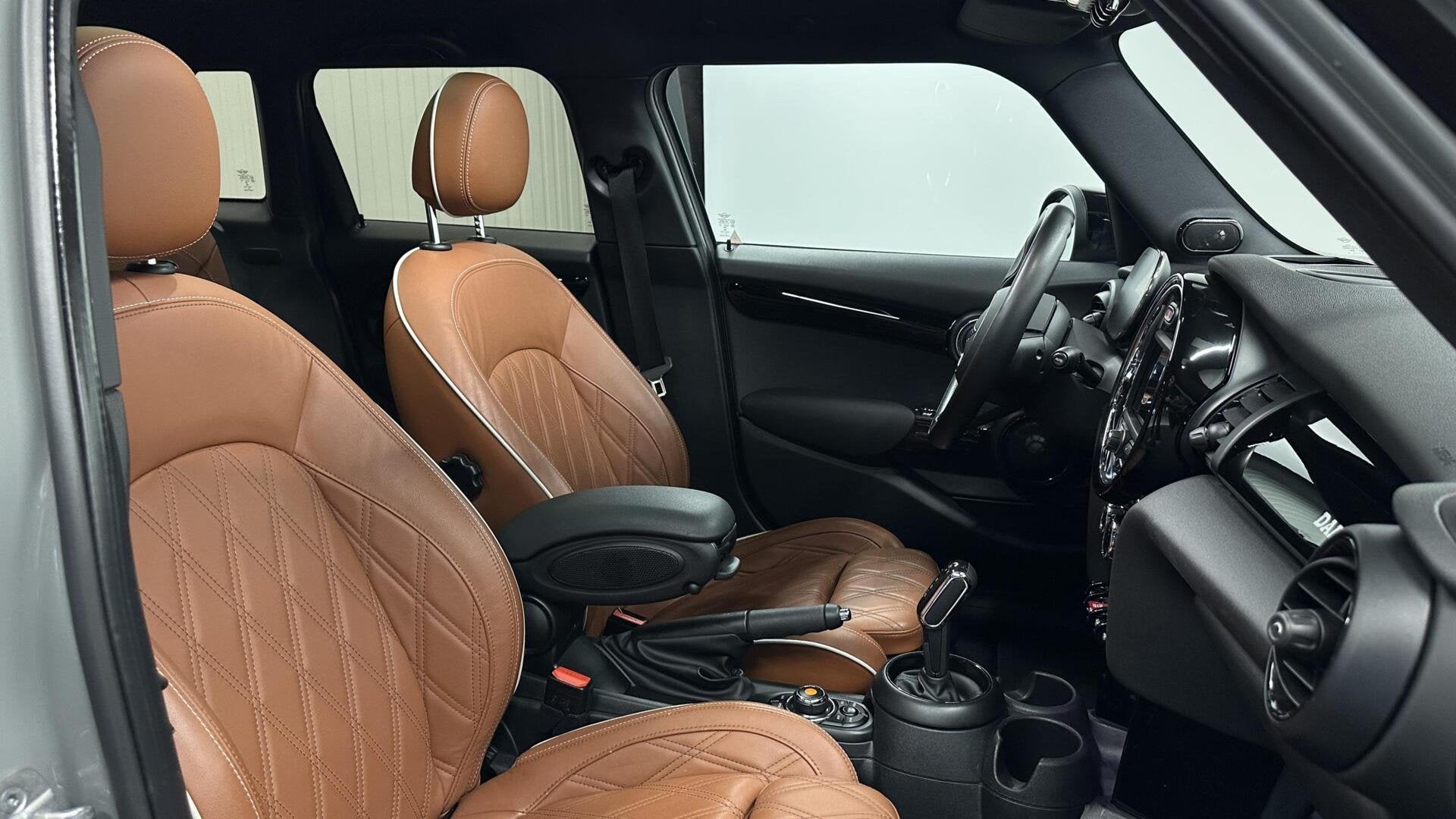 Mini Mini 1.5 Cooper Dalston Edition JCW H&K PANO LEER CAMER, Auto's, Gebruikt, Euro 6, Verwarmde buitenspiegels, Met garantie (alle)