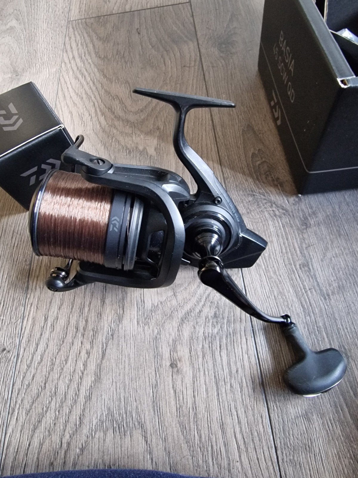 3 X DAIWA BASIA 45 SCW QD IN DOOS RES SPOELEN DUUR LIJN IZGS, Ophalen of Verzenden, Zo goed als nieuw, Molen